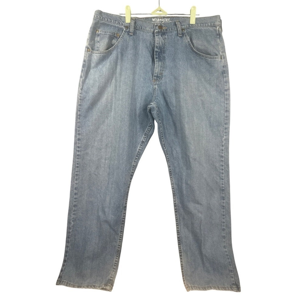 Wrangler Mens 38x30 Regular Fit Jeans Light Wash Straight Leg Zipper Fly Denim - Picture 1 of 8